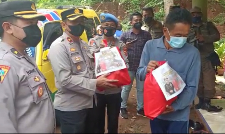 Kabid Humas Polda Jabar Apresiasi Kapolres Sumedang Polda Jabar Beri Bantuan Material Korban Tanah Longsor di Wado Sumedang