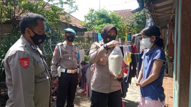 Kabid Humas Polda Jabar: Jumat Berkah, Polisi Secara Door to Door Bagikan Beras Kepada Warga Kurang Mampu