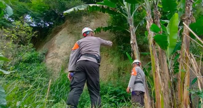 Kabid Humas Polda Jabar: Patroli Sat Brimob Polda Jabar Cek Tebing Rawan Longsor di Cireyod