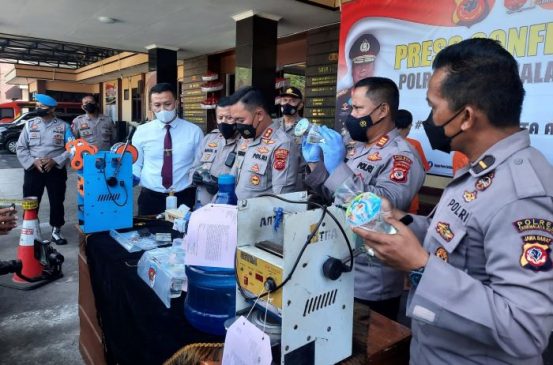 Kabid Humas Polda Jabar: Polisi Amankan Pelaku Pengemasan dan Penjualan Miras Ciu