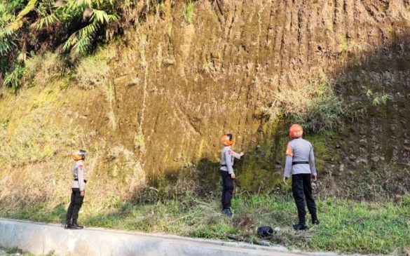 Kabid Humas Polda Jabar: Tim SAR Sat Brimob Polda Jabar Patroli Cek Tebing Rawan Longsor di Jalan Wates Subang
