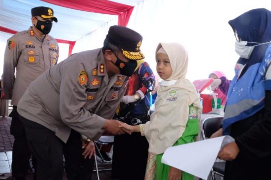 Kapolda Jabar Tinjau Vaksinasi Massal Anak Usia 6-11 Tahun di Sumedang