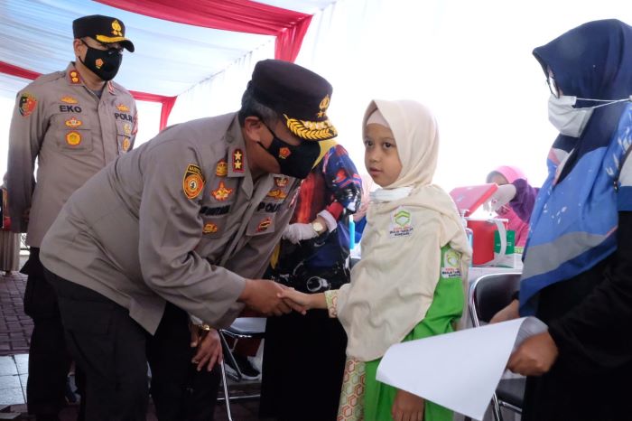 Kapolda Jabar Tinjau Vaksinasi Massal Anak Usia 6-11 Tahun di Sumedang