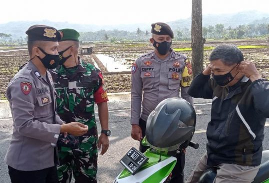 Mantap!! Sinergitas TNI – Polri Bagikan Masker ke Pengguna Jalan Cegah Penyebaran Covid-19