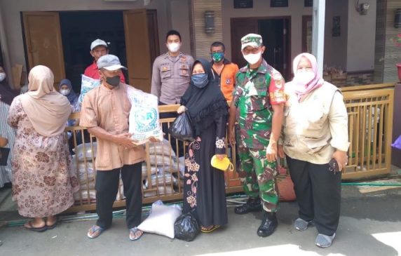 Pastikan BPNT di Desa Binaan Tepat Sasaran, Polisi Bersama Babinsa Pantau Penyalurannya