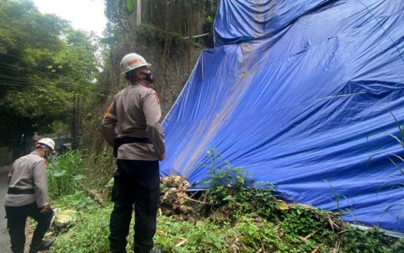 Patroli SAR Sat Brimob Polda Jabar Cek Tebing Rawan Longsor Desa Cilumber Lembang