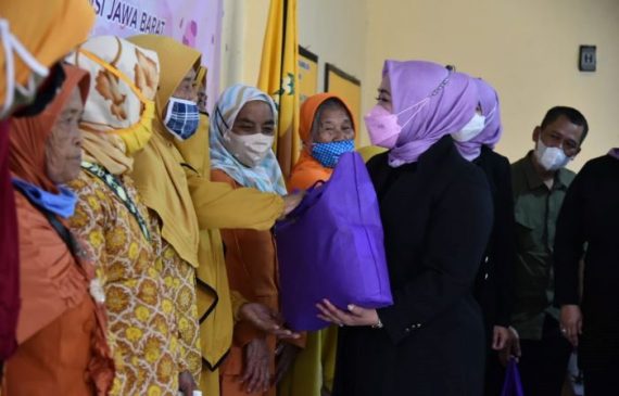 Peduli Lansia, KPP Jabar dan Sumedang Bagikan Baksos Kepada Keluarga Besar LVRI