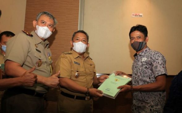 Pemkot dan BPN Kota Bandung Serahkan Sertifikat Tanah Program PTSL di Sukasari