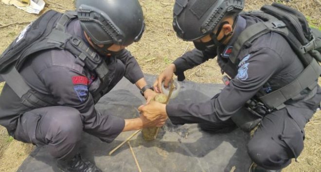 Pemusnahan Bom Militer dilakukan Personel Unit Jibom Detasemen Gegana Sat Brimob Polda Jabar