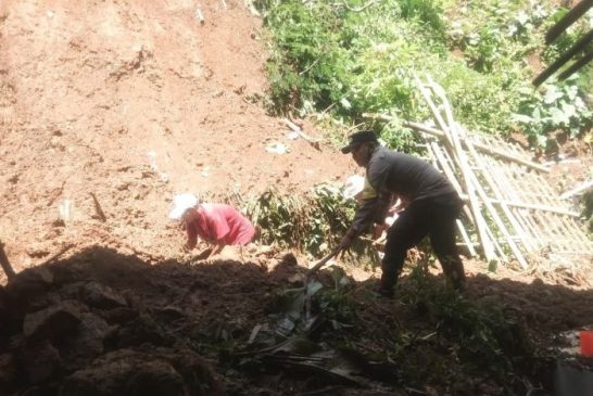 Polisi Bantu Warga Bersihkan Material Tanah Longsor yang Menutupi Jalan