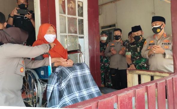 Polisi Berbagi Bahagia, Berikan Beras dan Kursi Roda kepada Warga yang Membutuhkan