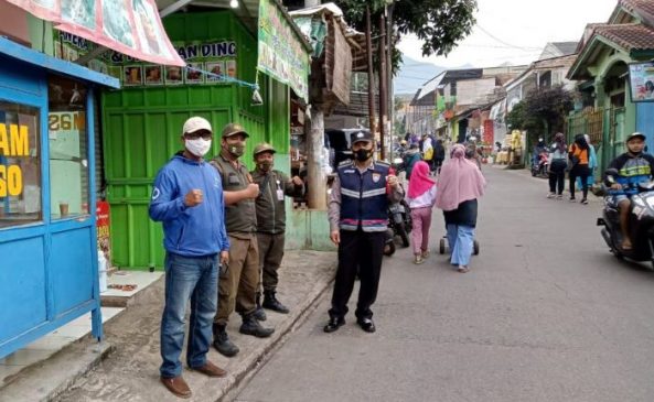 Polisi Berikan Pesan Kamtibmas dan Imbauan Prokes saat Penutupan Pasar Tumpah