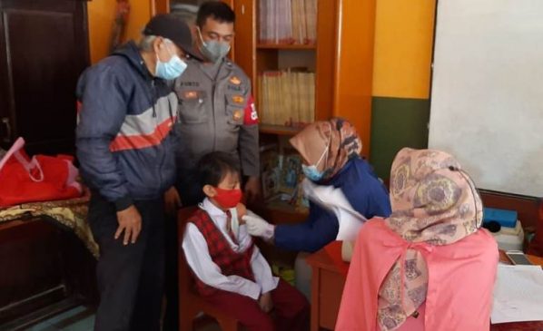 Polisi Gelar Vaksinasi Merdeka Anak Usia 6-11 Tahun di SDN Rancapanjang