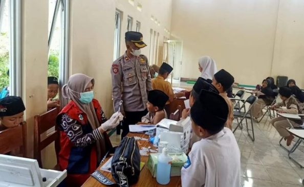 Polisi Pantau Vaksinasi Covid-19 Anak Usia 6-11 Tahun di SDIT Nurul Barokah Desa Kancana
