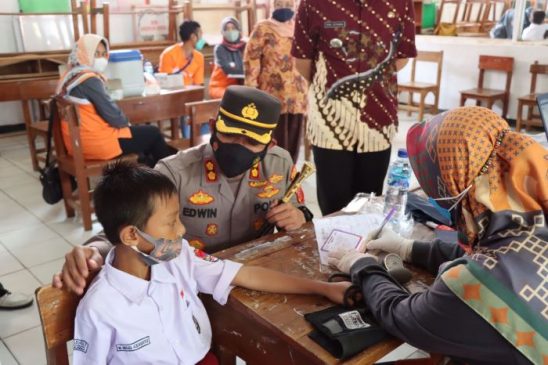 Polisi Pantau Vaksinasi Serentak Anak Usia 6 -11 Tahun di SD Negeri Jatisura 1 Jatiwangi