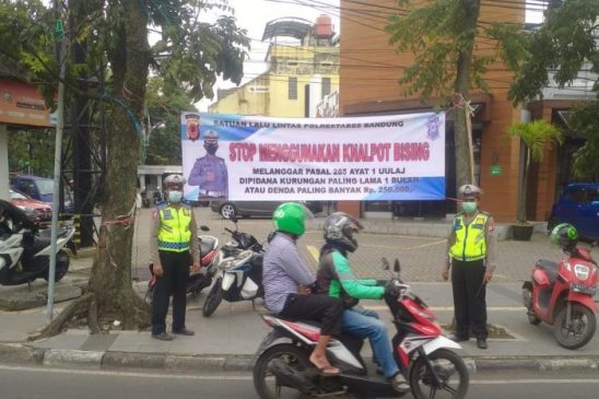Polisi Pasang Spanduk Larangan Penggunaan Knalpot Bising