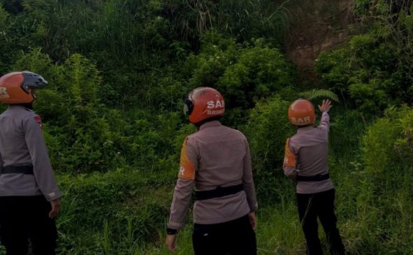 Sat Brimob Polda Jabar Cek Jalan Rawan Longsor di Kampung Cikareumbi Lembang