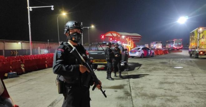 Sat Brimob Polda Jabar Laksanakan Patroli Harkamtibmas, di Gerbang Tol Palimanan