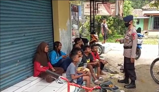 Sat Brimob Polda Jabar Sosialisasikan Prokes dan Ajarkan Anak-Anak untuk Membiasakan Pola Hidup Bersih