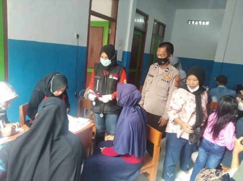 Sukseskan Program Vaksinasi, Polisi Lakukan Monitoring di Desa Maniis