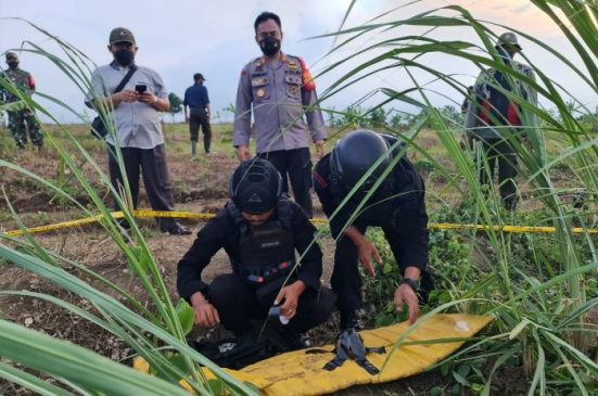 Tim Jibom Gegana Sat Brimob Polda Jabar Disposal Granat Manggis di Desa Cikawung