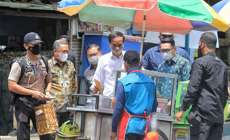 Warga Kota Bandung Sambut Jokowi dengan Antusias
