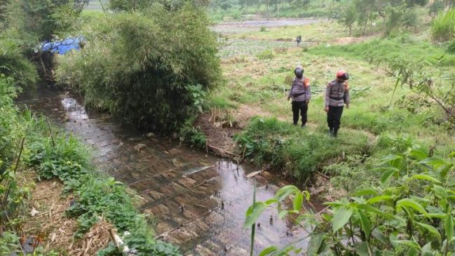 Antisipasi Banjir, Tim SAR Sat Brimob Polda Jabar Cek Kondisi Sungai Cikarembi Lembang