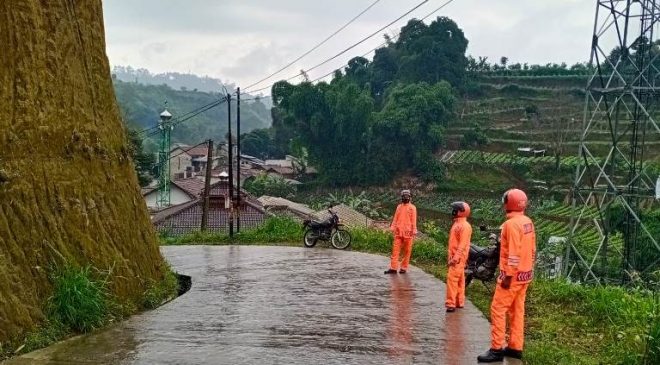 Bentuk Kesiapsiagaan Terhadap Bencana, Sat Brimob Polda Jabar Cek Tebing Rawan Longsor