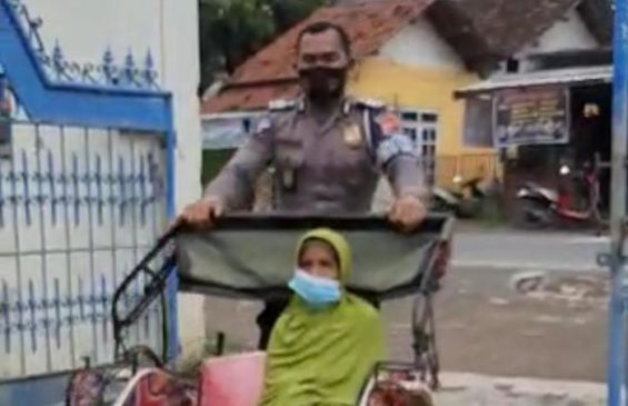 Berbagai Upaya Dilakukan Polisi Jemput Lansia untuk Divaksin