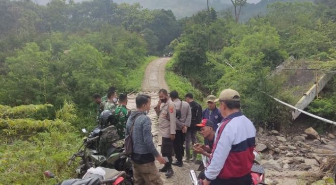 Cepat Tanggap, Polisi Cek Lokasi Jembatan Putus Akibat Aliran Deras Sungai Cigaruhguy