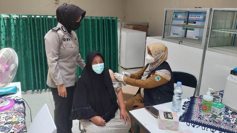 Gugah Kesadaran Masyarakat, Polisi Dampingi Lansia untuk Divaksinasi