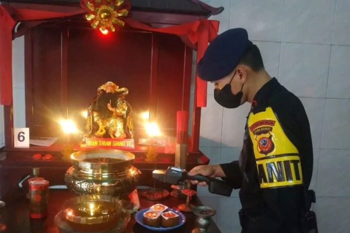 Hari Imlek, Unit Jibom Gegana Sat Brimob Polda Jabar Sterilisasi Area Klenteng