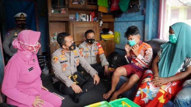 Polisi Beri Bantuan Kepada Anak Usia 14 Tahun yang Berjuang Mencari Nafkah untuk Ibunya yang Berpenyakit Jantung