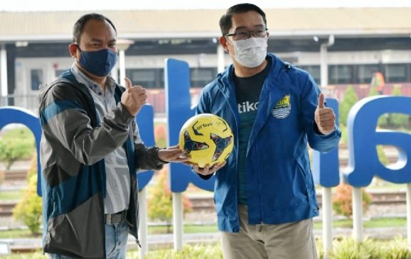 Gubernur dan Ketua PWI Jabar Lepas Keberangkatan Tim Sepakbola Wartawan ke Solo