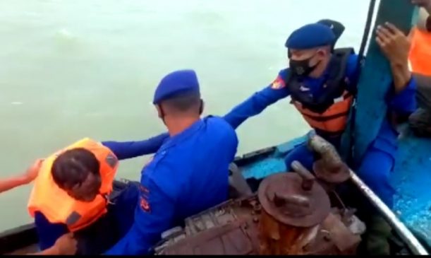 Personel Sat Pol Airud Polres Indramayu Polda Jabar Evakuasi 2 Nelayan di Muara Bugel Perairan Kalimenir – Indramayu