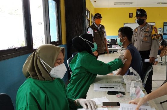 Polisi dan Satgas Covid-19 Kontrol Vaksinasi Booster untuk Lansia di Jatihandap