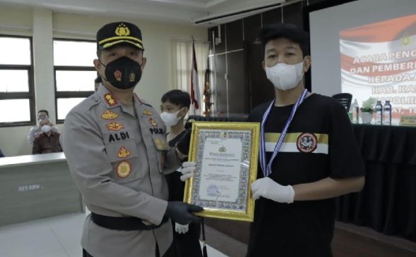 Kapolres Karawang Polda Jabar Laksanakan Acara Pengalungan Medali dan Pemberian Penghargaan Kepada Atlet Inkanas