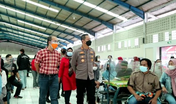 Polisi Laksanakan Vaksinasi Booster Kepada Karyawan PT. Feng Tay