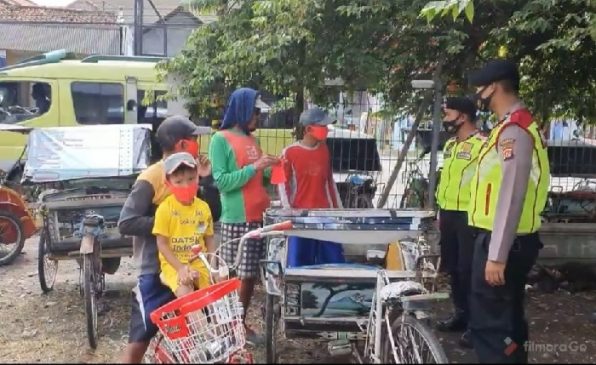 Peduli Covid-19, Polisi Bagikan Masker Kepada Sejumlah Tukang Becak di Jatiwangi