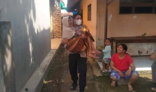 Kabid Humas Polda Jabar Acungkan Jempol Polisi Bopong Lansia yang Ingin Divaksin