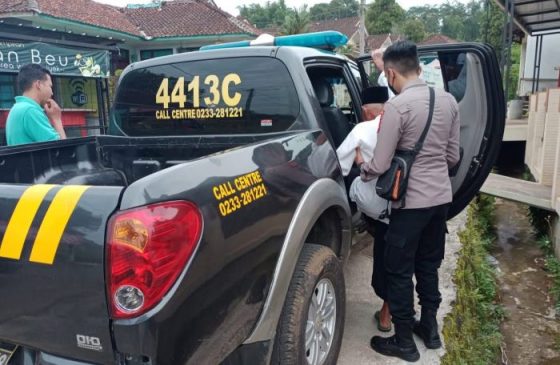Kabid Humas Polda Jabar Apresiasi Polisi Antar Jemput Lansia untuk Percepatan Vaksinasi