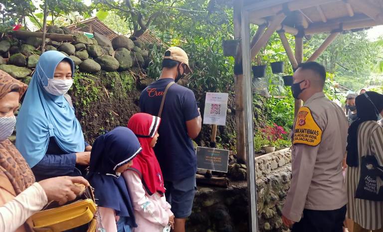 Kabid Humas Polda Jabar Polisi Berikan Imbauan kepada Wisatawan Aryakibansland untuk Tetap Patuhi Prokes
