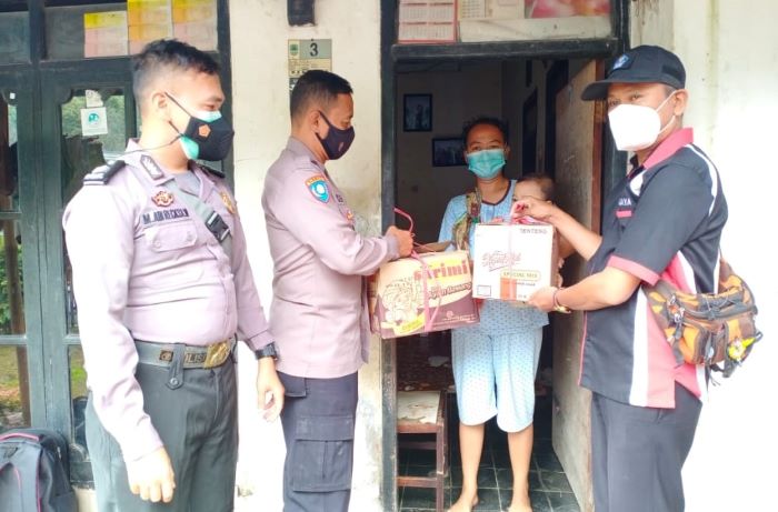 Kabid Humas Polda Jabar Polisi Laksanakan Tracking dan Salurkan Bantuan Kepada Warga Desa Margajaya