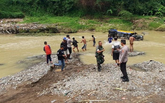 Kabid Humas Polda Jabar Polisi, TNI Bersama Warga Evakuasi Kendaraan Dump Truk yang Terseret Arus Sungai Cijurey