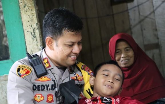 Kabid Humas Polda Jabar: Wujud Rasa Empati, Kapolres Sukabumi Polda Jabar Kunjungi Anak Mengidap Penyakit Polio Sejak Lahir
