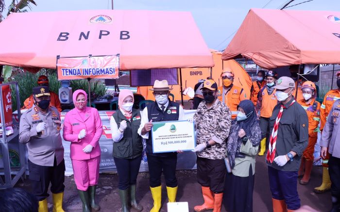 Kapolda Jabar Bersama Gubernur Tinjau Lokasi Bencana Alam dan Gerai Vaksin Presisi