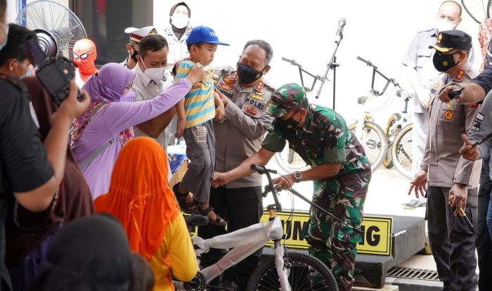 Kapolda Jabar Cek Pelaksanaan Vaksinasi Guna Kekebalan Tubuh Masyarakat dan Percepatan Pemulihan Ekonomi