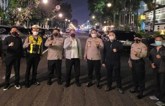 Kapolda Jabar Turun Langsung ke Jalan Pantau Penutupan Jalan di Kota Bandung