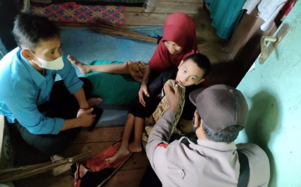 Kapolsek Surade Polres Sukabumi Polda Jabar Jenguk Ikhsan Anak yang Menderita Cacat dari Lahir, dan Berikan Bantuan Sembako