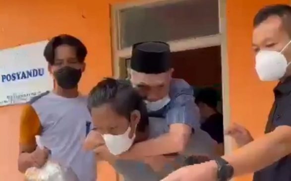 Kejar Target, Polisi Gendong Lansia Antar Jemput untuk Vaksinasi